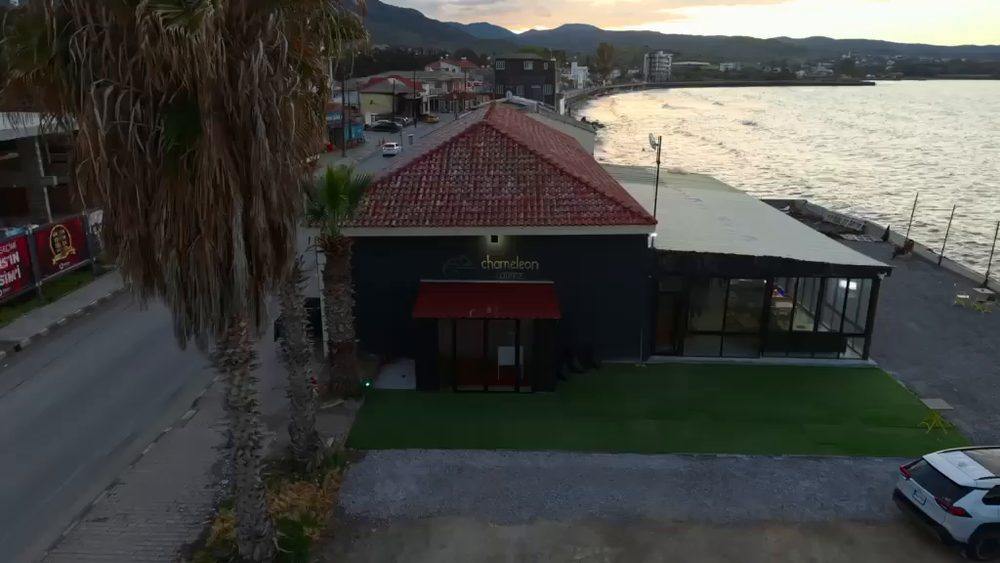Chameleon Lounge binası, sahil yolundan